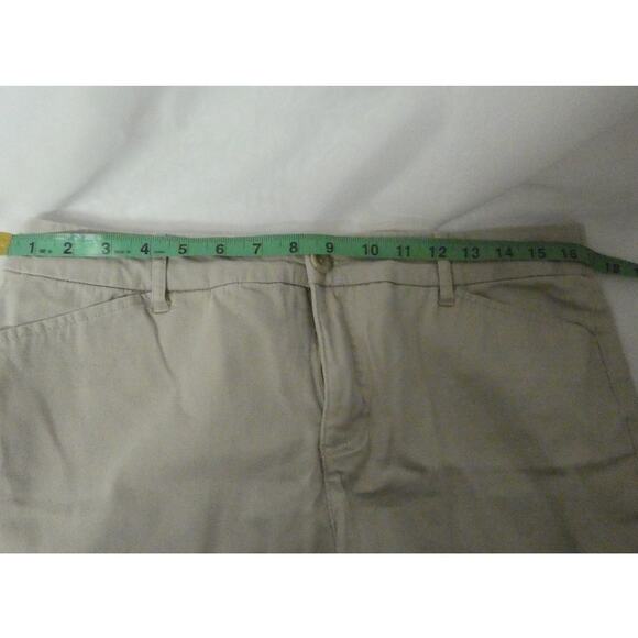 St. John's Bay Bermuda Women's Size 14 Shorts Tan Straight Leg Pockets - Picture 4 of 7